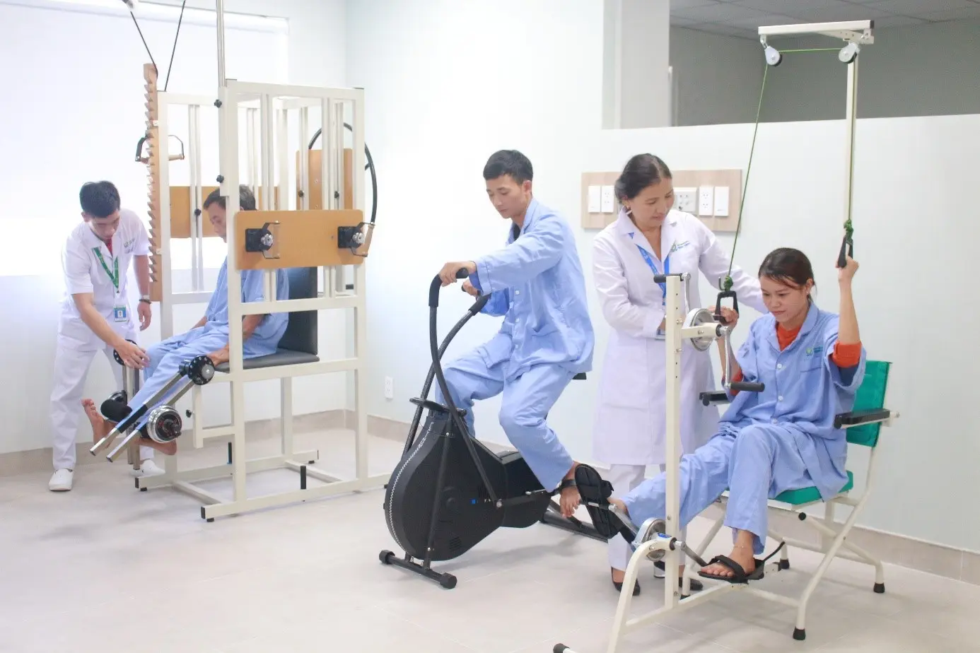 Chuyển Đổi Sứ Mệnh Y Tế Tại Nhà: Top Thiết Bị Công Nghệ Cao Giúp Người Khó Di Chuyển Hồi Phục Tối Ưu