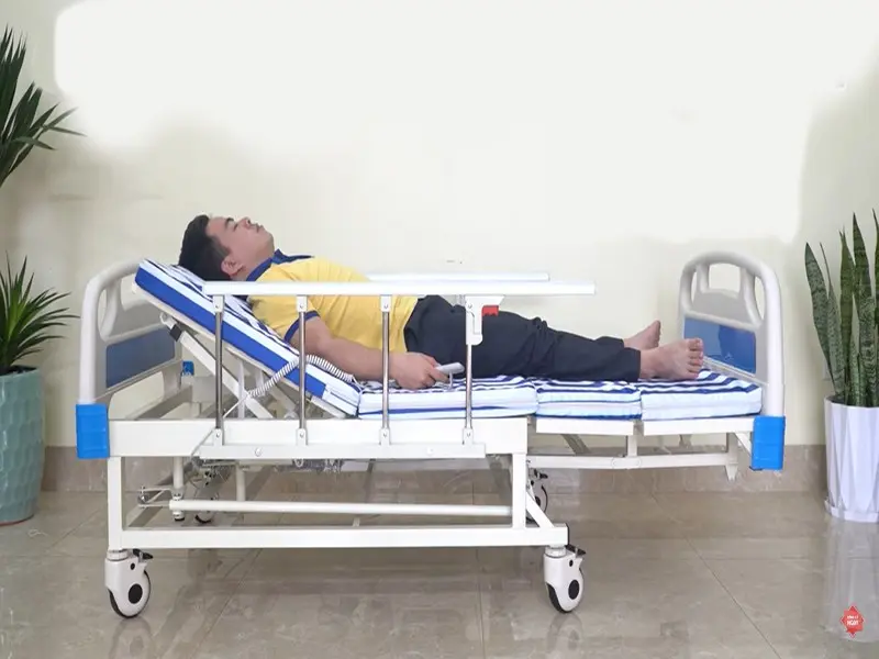 Giường nâng hạ và thanh vịn: đội quân thầm lặng giúp người phục hồi tai biến an toàn mỗi ngày