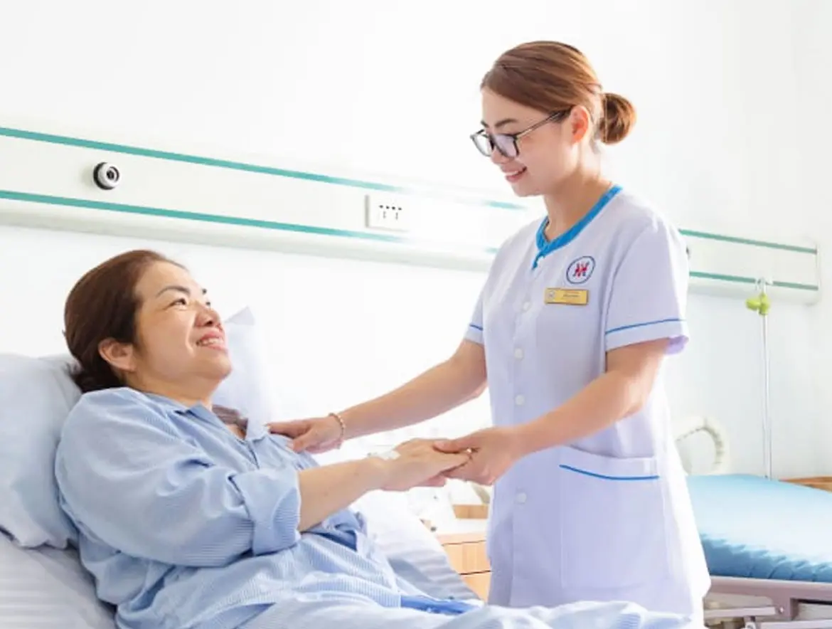 Đội ngũ điều dưỡng viên chăm sóc bệnh nhân chuyên nghiệp của Tecnic Medical