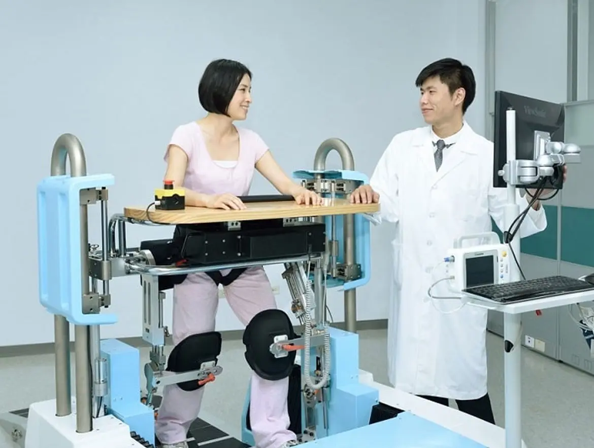Hướng dẫn chi tiết lắp đặt, chuẩn bị thiết bị y tế tại nhà cho người bệnh tai biến nhẹ